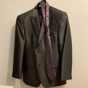 Nice grey shiny suit with with purple tie !!!!!!!